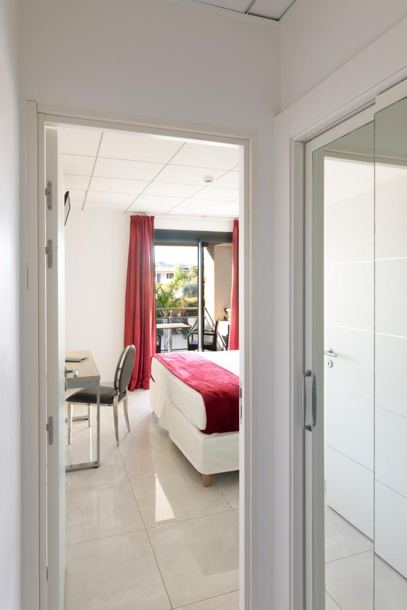 Les Roches Blanches Hotel 3*